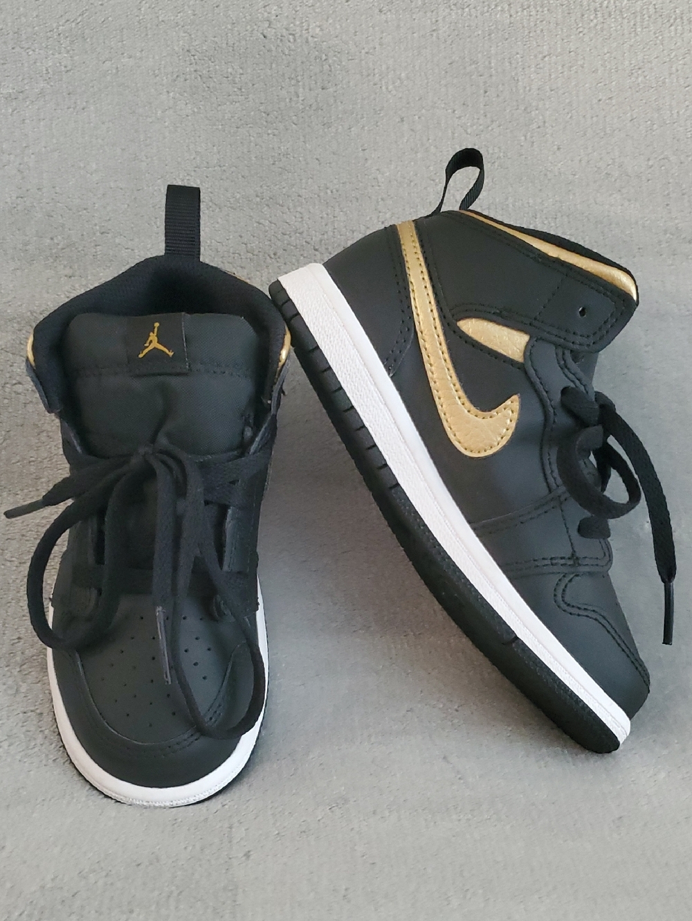 🆕️ NIKE Air Jordan 1 Black and Metallic Gold Mid Sneakers BOYS SIZE: 9C